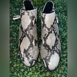 Arizona Jean Co. Bone Snake Skin Women’s Booties